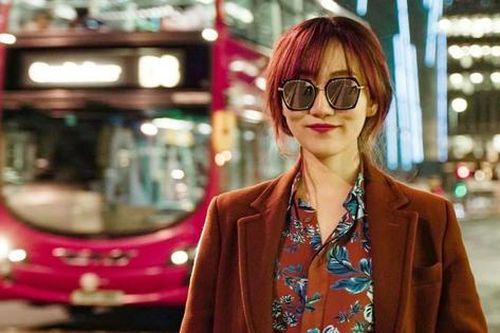 Nữ diễn viên có bằng thạc sĩ vẫn đi làm phục vụ nhà hàng, phát tờ rơi ngoài đường