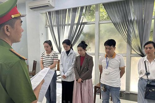 Khởi tố 7 người ở phòng khám dùng bác sĩ giả, 'vẽ bệnh', gây đau cho bệnh nhân để nâng gói điều trị