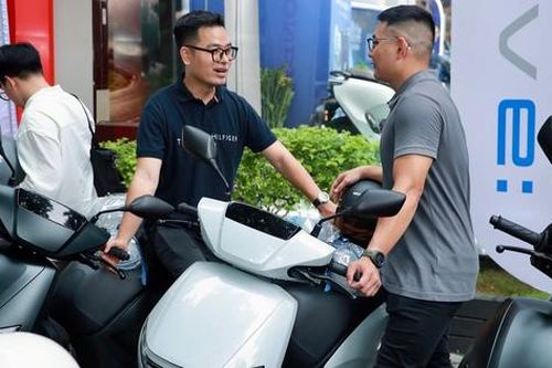 Honda bàn giao xe máy điện CUV e: cho khách hàng