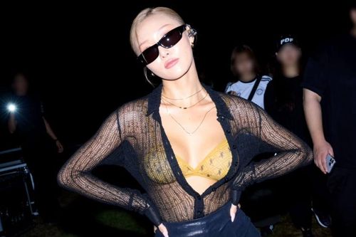 Nữ ca sĩ gợi cảm nhất nhì showbiz bị tổn thương màng nhĩ do tai nghe phát nổ