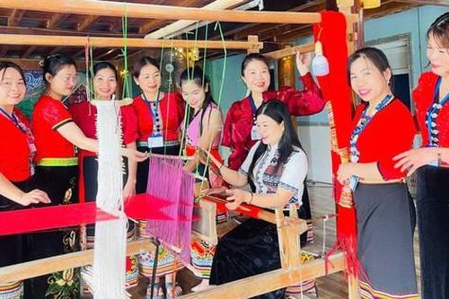 Phát triển du lịch và lan tỏa nét đẹp văn hóa dân tộc Thái