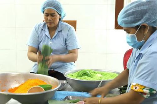 Gìn giữ đặc sản bánh tét của đồng bào Khmer