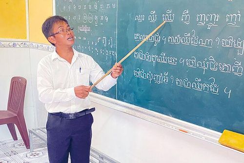 Lớp học chữ dưới mái chùa
