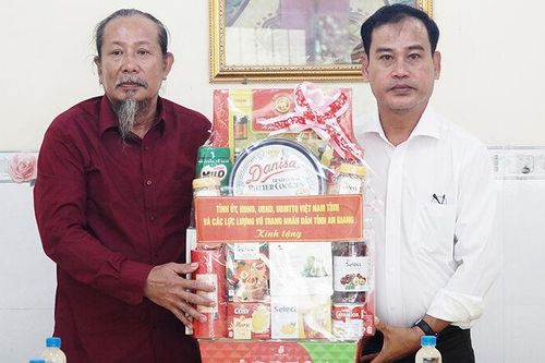 Thăm, tặng quà Hội đồng Trị sự Phật hội Hiếu Nghĩa Tà Lơn