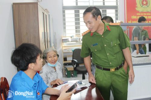 Phó giám đốc Công an Đồng Nai hướng dẫn, hỗ trợ người dân khi đến làm việc tại phường Minh Hưng