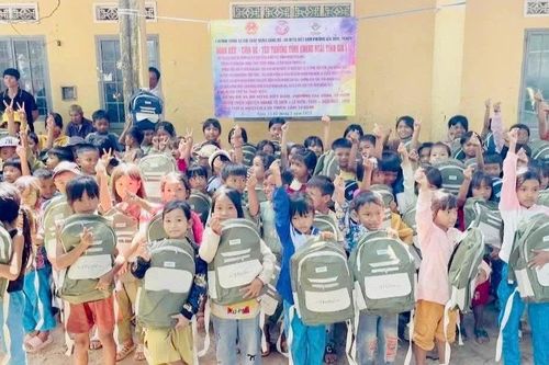 Tặng 150 suất quà cho học sinh nghèo xã Chư A Thai