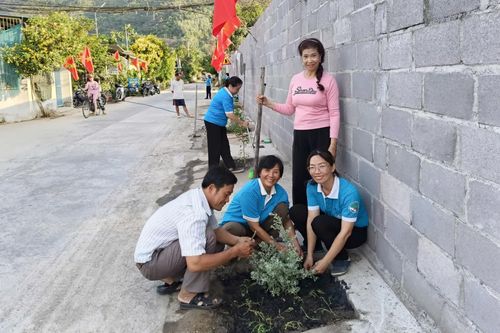 Chi hội Phụ nữ thôn Phước Lộc, phường Nam Nha Trang: Thực hiện công trình 'Tuyến đường hoa' chào mừng Đại hội đại biểu Đảng bộ phường