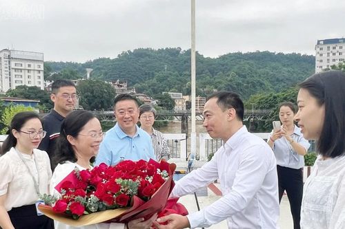 Đoàn đại biểu huyện Hà Khẩu, Vân Nam (Trung Quốc) nhập cảnh vào Việt Nam tham gia các hoạt động xúc tiến thương mại