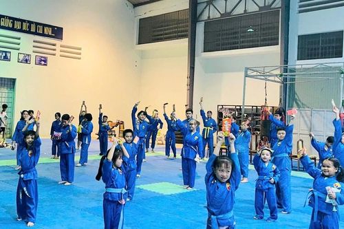 Rời màn hình đến sàn võ