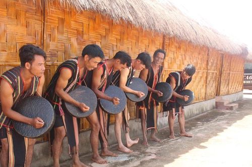 Người dân xã Quảng Tân lưu giữ cồng chiêng