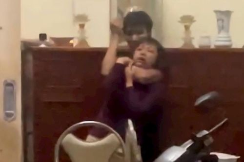 Giải cứu người phụ nữ bị khống chế bằng dao