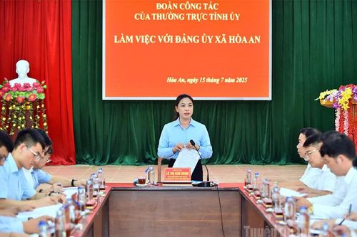 Phó Bí thư Thường trực Tỉnh ủy Lê Thị Kim Dung làm việc với xã Hòa An