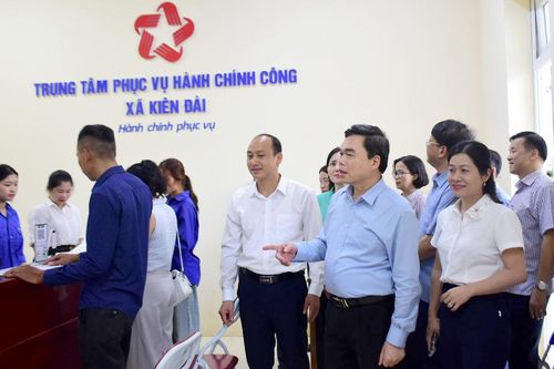 Phó Bí thư Tỉnh ủy Ma Thế Hồng làm việc tại xã Kiên Đài