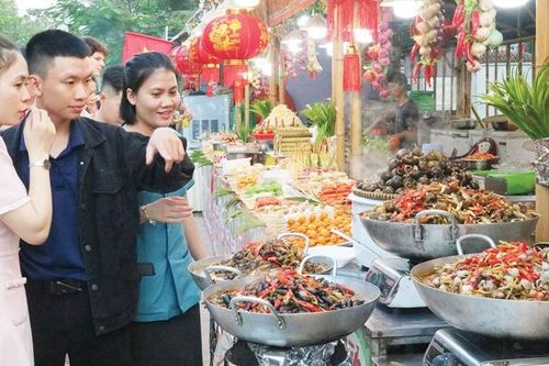 Hãy để những con phố 'kể chuyện' du lịch Huế