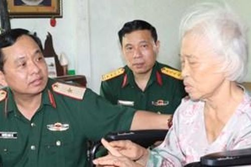 Thăm, tặng quà gia đình chính sách ở Huế