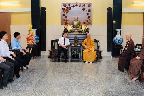 Tân Giám đốc Sở Dân tộc và Tôn giáo TP.HCM Nguyễn Văn Đồng và phái đoàn chào Đức Pháp chủ GHPGVN