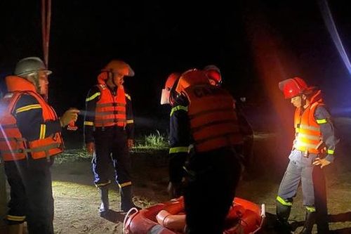 Đắk Lắk: Hơn 100 người xuyên đêm tìm người đàn ông nghi bị đuối nước