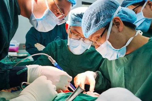 Cụ bà bị hoại tử quá nửa chu vi đầu do chậm điều trị zona thần kinh