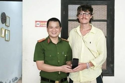Công an xã giúp du khách người Anh tìm lại tài sản, hỗ trợ chỗ ăn nghỉ