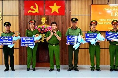 Khen thưởng các tập thể phá chuyên án sản xuất, mua bán 20 kg ma túy