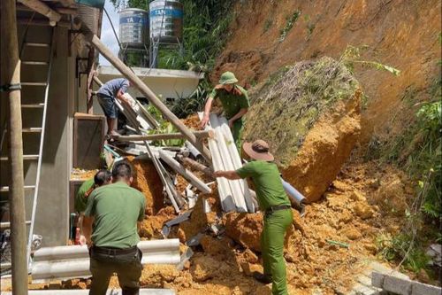 Công an tỉnh Lạng Sơn hỗ trợ nhân dân khắc phục hậu quả sạt lở đất và hỏa hoạn