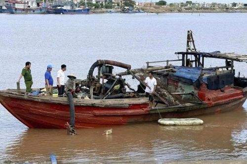 Tạm giữ gần 1.400m³ cát khai thác cát trái phép trên sông