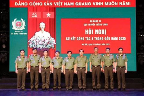 Nhiều phóng viên của Cục Truyền thông CAND lăn xả hiện trường, không kể hiểm nguy