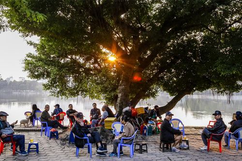 Người dân phấn khởi khi Công viên Thống Nhất hạ rào sắt