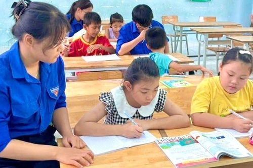 Những lớp học không thu học phí, đầy ắp yêu thương