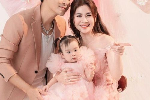 Kha Ly đợi 9 năm mới được dọn tiệc thôi nôi cho con, khoe ái nữ mắt to tròn xinh xắn như búp bê