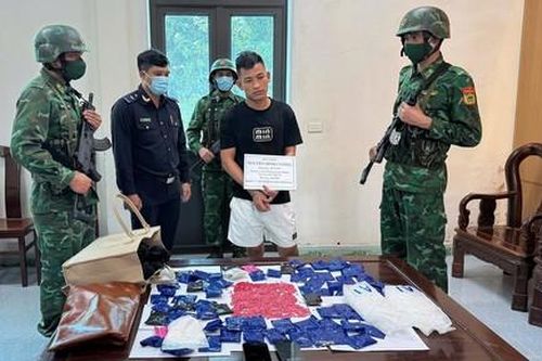 'Bí ẩn' trong chiếc gối của người đàn ông đi xe khách