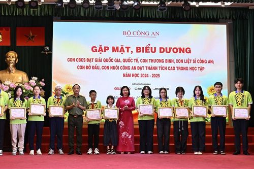 Bộ Công an gặp mặt, biểu dương các cháu học sinh là con liệt sĩ, con đỡ đầu tiêu biểu