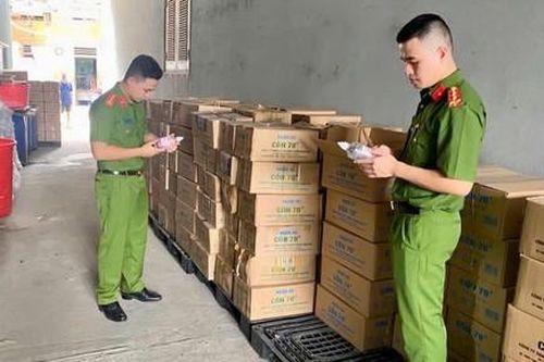 Phát hiện hai vụ sản xuất, buôn bán cồn y tế giả với quy mô lớn