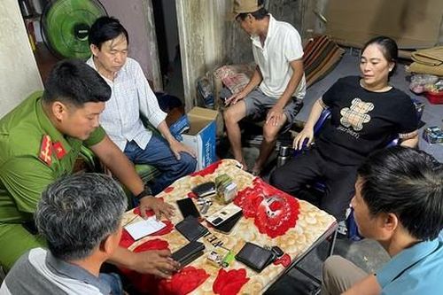 Bắt giữ nhóm đánh phỏm ăn tiền tại nhà của người dân