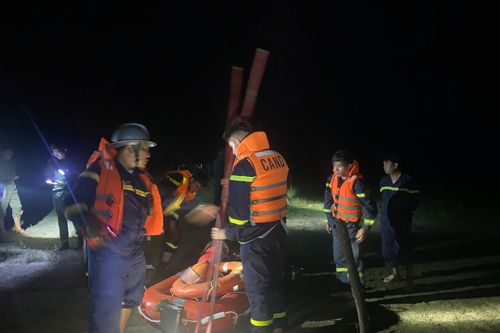 Hơn 100 người trắng đêm tìm kiếm nạn nhân mất tích dưới lòng hồ ở Đắk Lắk