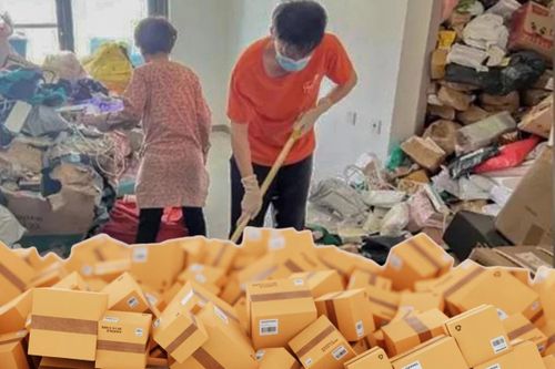 Bà lão U70 chi 7,2 tỷ đồng mua đồ online, thuê thêm một căn hộ trữ hàng chưa mở
