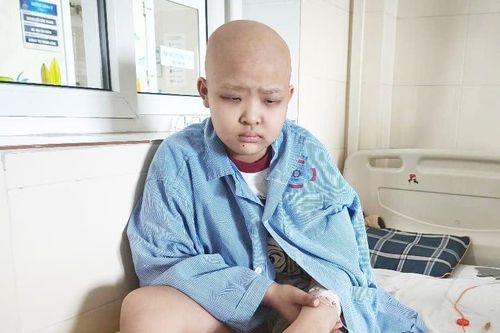 Bé gái 13 tuổi mắc ung thư xương cầu xin giữ lại chân để được đi học
