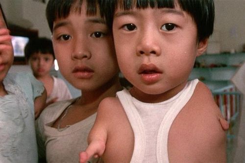 Sự thật bức ảnh 2 em bé nhiễm chất độc da cam đang được dân mạng chia sẻ