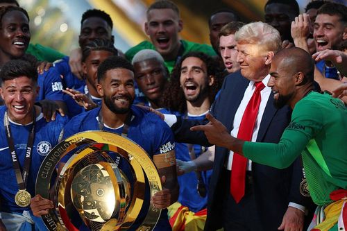 Tổng thống Trump giữ cúp thật ở Nhà Trắng, trao bản sao cho Chelsea