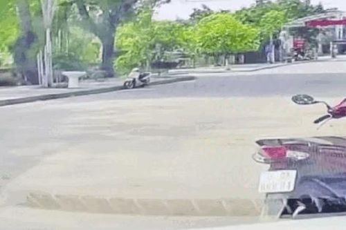 Hoảng hồn cảnh trâu 'điên' sổng chuồng, húc văng người phụ nữ đi xe máy