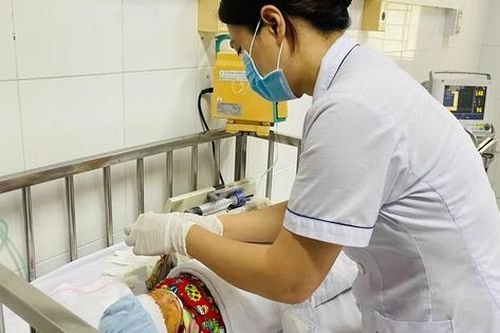 Em bé 3 ngày tuổi nhập viện gấp do người lớn tự cắt rốn bằng kéo, cứa dao lam khắp người để 'giải bệnh'