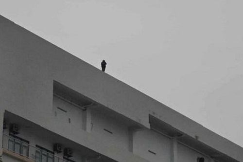 Gần 3 giờ 'nghẹt thở' giải cứu cháu gái có ý định tự tử tại Bệnh viện Bạch Mai