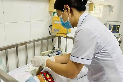 Trẻ sơ sinh 3 ngày tuổi nguy kịch vì đẻ rơi, 'chữa mẹo' bằng cách uống mật ong, cứa dao lam khắp cơ thể