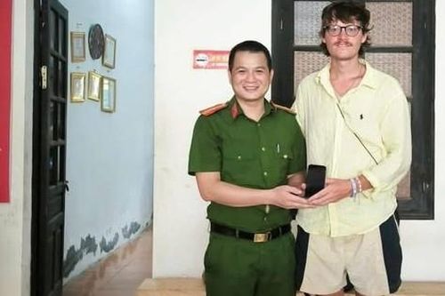 Du khách người Anh xúc động khi Công an Việt Nam 'xuyên đêm' tìm lại tài sản mình bị thất lạc