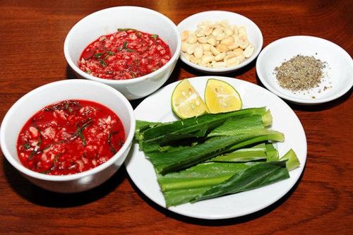 Nghi vấn hai người tử vong sau khi ăn tiết canh lợn