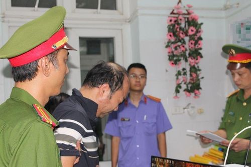 Tạm giữ hình sự lái xe ô tô gây tai nạn rơi xuống sông Cụt