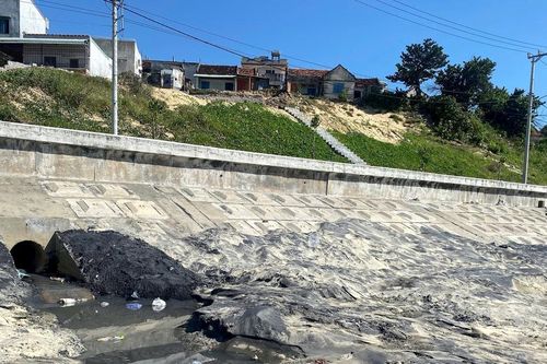 Ô nhiễm tại bãi biển thôn Lý Hòa, người dân lo lắng