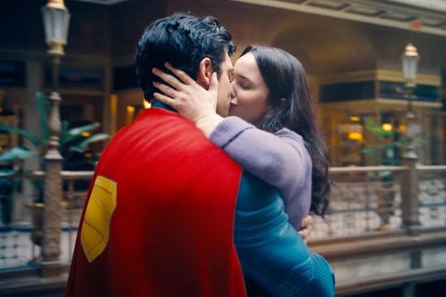 Tranh cãi Ấn Độ cắt cảnh hôn của Superman vì 'gợi dục'