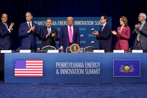 Ông Trump công bố khoản đầu tư 90 tỷ USD cho AI