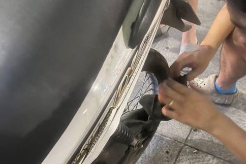 Cảnh báo chiêu lừa đảo vá săm xe nhắm vào phụ nữ